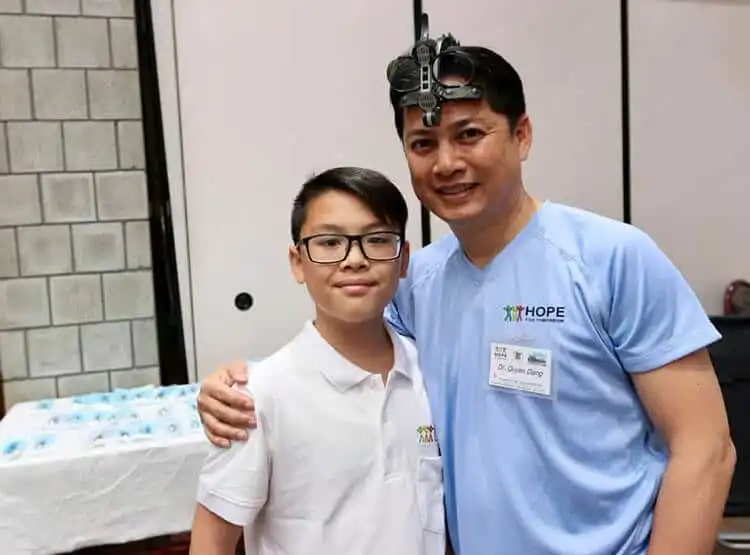 Dr Quyen Dang from Optimal Dental Center Posing a Picture With a Child Patient