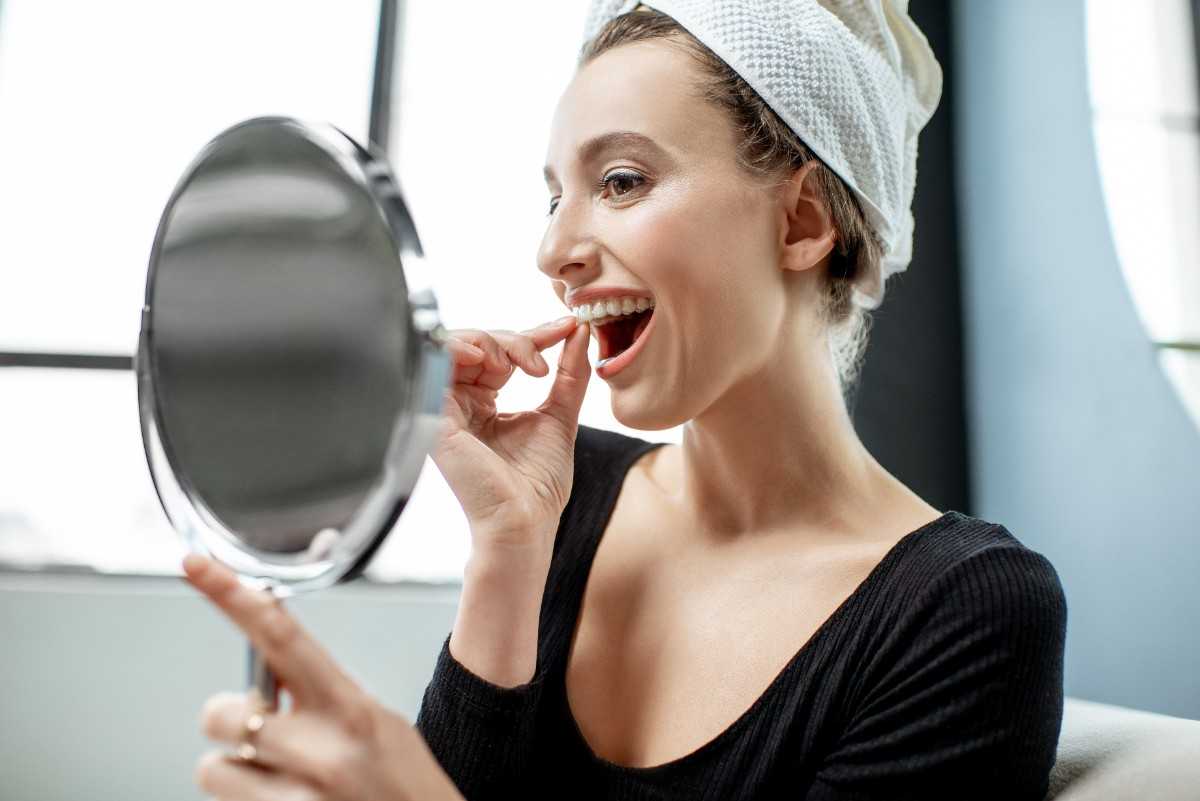 When and How to Remove Your Aligners in Public Without the Awkwardness